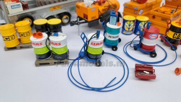 2x TAMOIL OLIEDRUMS + 3x losse doppen OLIEDRUMS Resin LEMKEN BLAUW gespoten geleverd + TAMOIL Pr&eacute;-Cut Decal stickersets 1:32