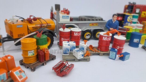2x TAMOIL OLIEDRUMS + 3x losse doppen OLIEDRUMS Resin LEMKEN BLAUW gespoten geleverd + TAMOIL Pr&eacute;-Cut Decal stickersets 1:32