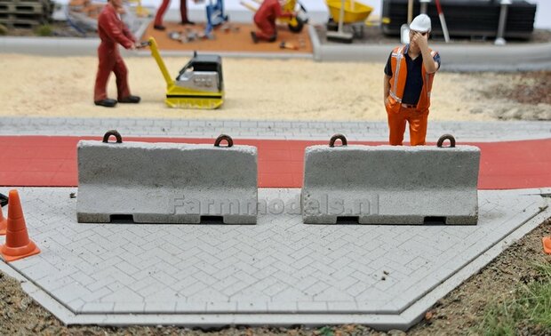 2x (BETONNEN) BARRIERS &quot;USED LOOK&quot; + 4x OPHANGOGEN Materiaal RESIN, BLANK Geleverd  1:32    