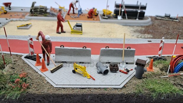 2x (BETONNEN) BARRIERS &quot;USED LOOK&quot; + 4x OPHANGOGEN Materiaal RESIN, BLANK Geleverd  1:32    
