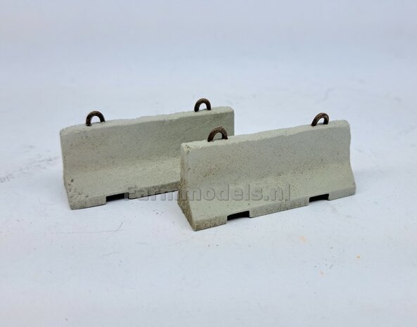 2x (BETONNEN) BARRIERS &quot;USED LOOK&quot; + 4x OPHANGOGEN Materiaal RESIN, BLANK Geleverd  1:32    