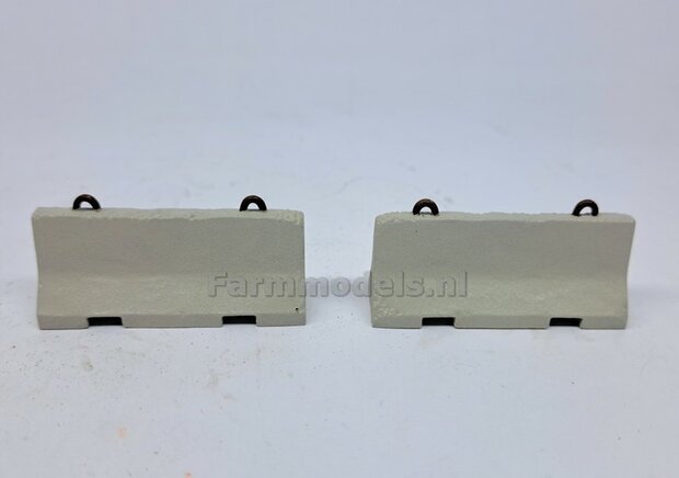 2x (BETONNEN) BARRIERS &quot;USED LOOK&quot; + 4x OPHANGOGEN Materiaal RESIN, BLANK Geleverd  1:32    