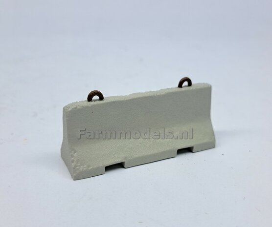 2x (BETONNEN) BARRIERS &quot;USED LOOK&quot; + 4x OPHANGOGEN Materiaal RESIN, BLANK Geleverd  1:32    