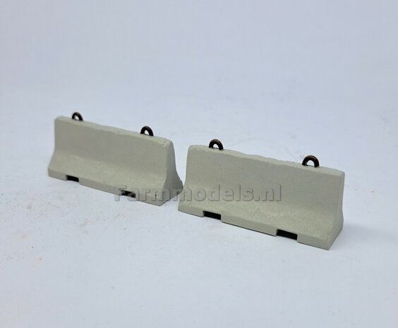 2x (BETONNEN) BARRIERS &quot;USED LOOK&quot; + 4x OPHANGOGEN Materiaal RESIN, BLANK Geleverd  1:32    