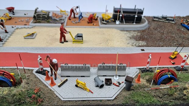 2x (BETONNEN) BARRIERS &quot;USED LOOK&quot; inclusief 4x OPHANG OGEN Materiaal RESIN, BETONLOOK CONCRETE Gespoten + OPHANG OGEN &quot;ROEST&quot; geleverd  1:32    