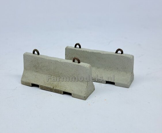 2x (BETONNEN) BARRIERS &quot;USED LOOK&quot; inclusief 4x OPHANG OGEN Materiaal RESIN, BETONLOOK CONCRETE Gespoten + OPHANG OGEN &quot;ROEST&quot; geleverd  1:32    