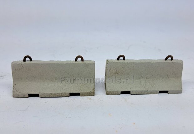 2x (BETONNEN) BARRIERS &quot;USED LOOK&quot; inclusief 4x OPHANG OGEN Materiaal RESIN, BETONLOOK CONCRETE Gespoten + OPHANG OGEN &quot;ROEST&quot; geleverd  1:32    