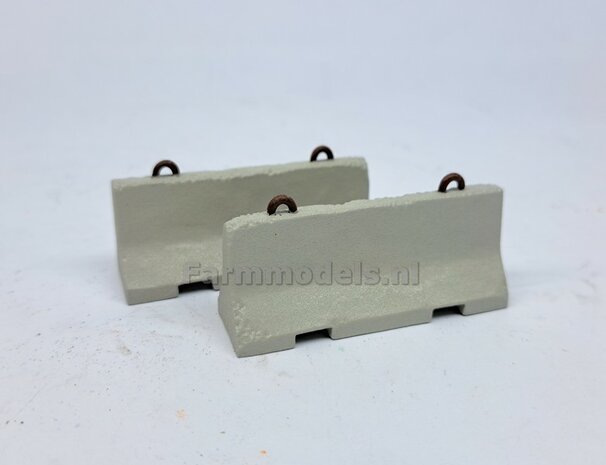 2x (BETONNEN) BARRIERS &quot;USED LOOK&quot; inclusief 4x OPHANG OGEN Materiaal RESIN, BETONLOOK CONCRETE Gespoten + OPHANG OGEN &quot;ROEST&quot; geleverd  1:32    
