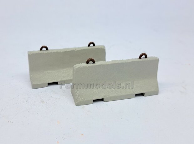 2x (BETONNEN) BARRIERS &quot;USED LOOK&quot; inclusief 4x OPHANG OGEN Materiaal RESIN, BETONLOOK CONCRETE Gespoten + OPHANG OGEN &quot;ROEST&quot; geleverd  1:32    