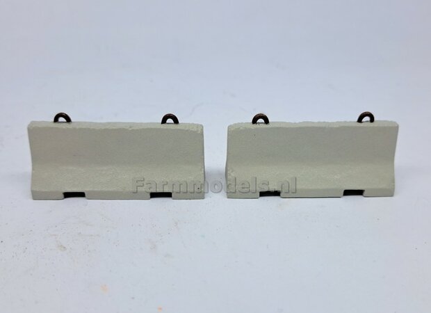 2x (BETONNEN) BARRIERS &quot;USED LOOK&quot; inclusief 4x OPHANG OGEN Materiaal RESIN, BETONLOOK CONCRETE Gespoten + OPHANG OGEN &quot;ROEST&quot; geleverd  1:32    