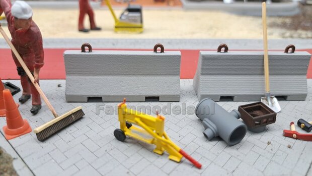 2x (BETONNEN) BARRIERS &quot;NEW LOOK&quot; + 4x OPHANGOGEN Materiaal Kunststof, BETONLOOK Gespoten + OGEN &quot;ROEST&quot; geschilderd geleverd  1:32    