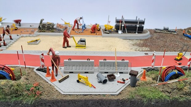 2x (BETONNEN) BARRIERS &quot;NEW LOOK&quot; + 4x OPHANGOGEN Materiaal Kunststof, BETONLOOK Gespoten + OGEN &quot;ROEST&quot; geschilderd geleverd  1:32    