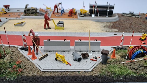 2x (BETONNEN) BARRIERS &quot;NEW LOOK&quot; + 4x OPHANGOGEN Materiaal Kunststof, BETONLOOK Gespoten + OGEN &quot;ROEST&quot; geschilderd geleverd  1:32    