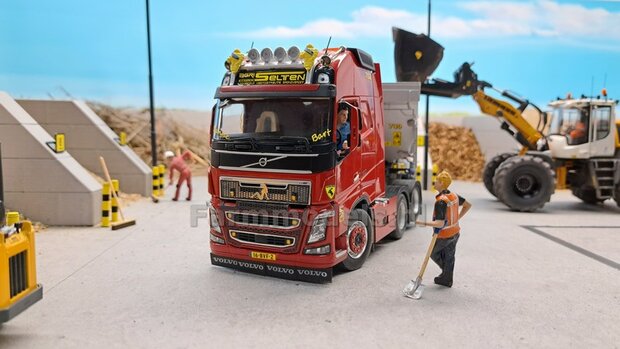 60 x 120cm: BETON FOLIE &quot;LIGHT CONCRETE&quot; met ECHT BETON RELI&Euml;F afmeting ruim 60cm x 120cm 1:32 