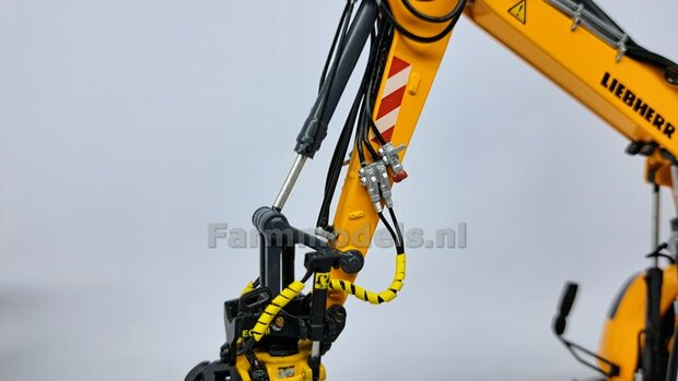 2x HYDRAULIEK &quot;VROUW&quot; met KOGELKRAAN ENKEL, stand DICHT met BESCHERMKAP Materiaal RESIN BLANK geleverd  1:32    