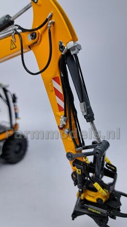 2x HYDRAULIEK &quot;VROUW&quot; met KOGELKRAAN DUBBEL, stand DICHT met BESCHERMKAP ROOD  Materiaal Resin ALUMINIUM met ROOD gespoten geleverd  1:32    