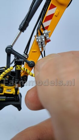 2x HYDRAULIEK &quot;VROUW&quot; met KOGELKRAAN ENKEL, stand OPEN  Materiaal RESIN BLANK geleverd  1:32    