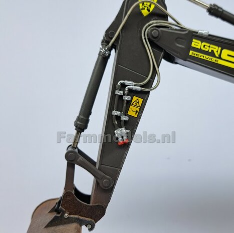 2x HYDRAULIEK &quot;VROUW&quot; met KOGELKRAAN ENKEL, stand OPEN   Materiaal Resin ALUMINIUM gespoten geleverd  1:32    