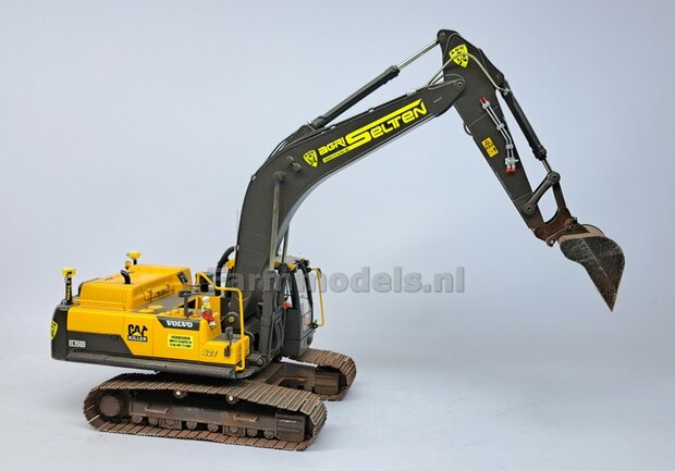 2x HYDRAULIEK &quot;VROUW&quot; met KOGELKRAAN ENKEL, stand OPEN   Materiaal Resin ALUMINIUM gespoten geleverd  1:32    