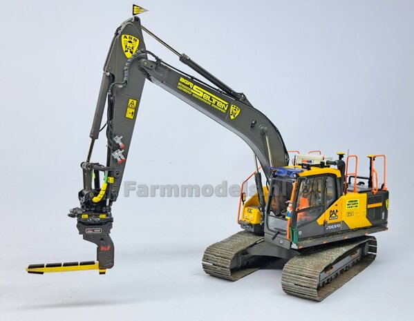 2x HYDRAULIEK &quot;VROUW&quot; met KOGELKRAAN ENKEL, stand OPEN   Materiaal Resin ALUMINIUM gespoten geleverd  1:32    