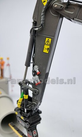 2x HYDRAULIEK &quot;VROUW&quot; met KOGELKRAAN DUBBEL, stand OPEN  Materiaal RESIN BLANK geleverd  1:32    
