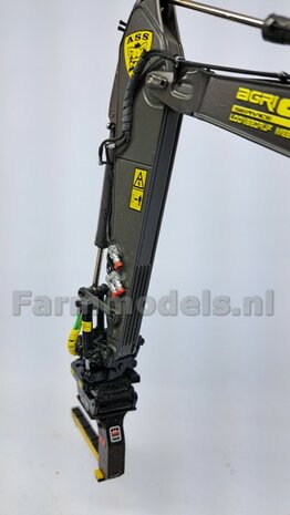 2x HYDRAULIEK &quot;VROUW&quot; met KOGELKRAAN DUBBEL, stand OPEN  Materiaal RESIN BLANK geleverd  1:32    