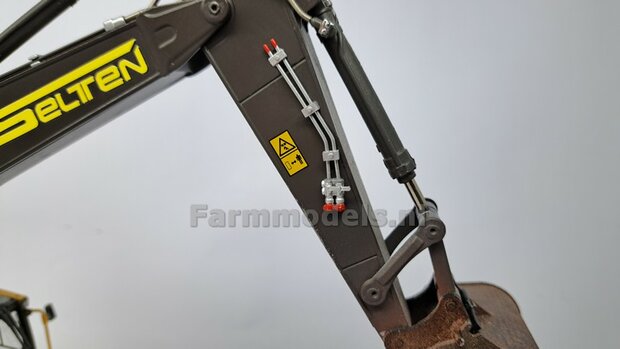 2x HYDRAULIEK &quot;VROUW&quot; met KOGELKRAAN, 1x ENKEL + 1x DUBBEL, stand DICHT met BESCHERMKAP Materiaal RESIN BLANK geleverd  1:32    