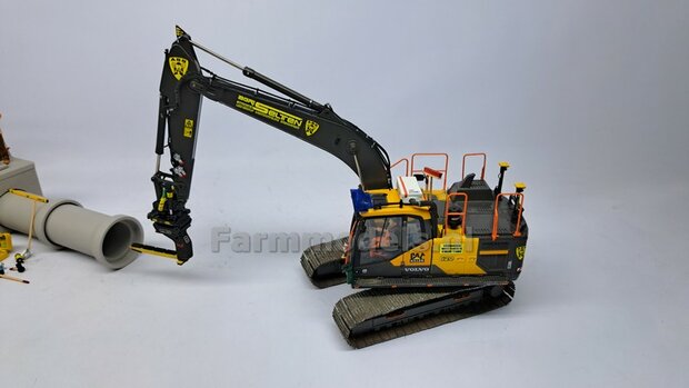 2x HYDRAULIEK &quot;VROUW&quot; met KOGELKRAAN, 1x ENKEL + 1x DUBBEL, stand DICHT met BESCHERMKAP Materiaal RESIN BLANK geleverd  1:32    