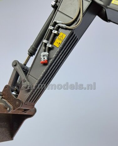 2x HYDRAULIEK &quot;VROUW&quot; met KOGELKRAAN, 1x ENKEL + 1x DUBBEL, stand DICHT met BESCHERMKAP ROOD  Mat. Resin ALUMINIUM met ROOD gespoten geleverd  1:32    