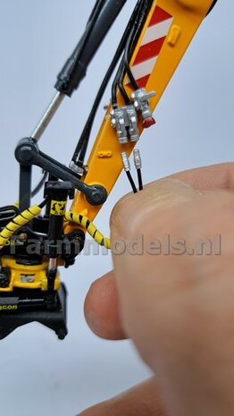 2x HYDRAULIEK &quot;VROUW&quot; met KOGELKRAAN, 1x ENKEL + 1x DUBBEL, stand OPEN  Materiaal RESIN BLANK geleverd  1:32    