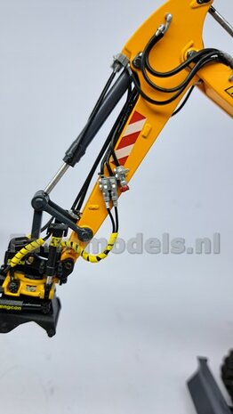 5x HYDRAULIEK &quot;VROUW&quot; met KOGELKRAAN ENKEL, stand DICHT met BESCHERMKAP ROOD  Materiaal Resin ALUMINIUM met ROOD gespoten geleverd  1:32    