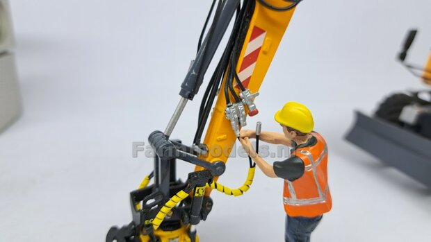 5x HYDRAULIEK &quot;VROUW&quot; met KOGELKRAAN DUBBEL, stand OPEN  Materiaal RESIN BLANK geleverd  1:32    