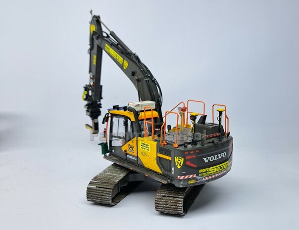 BOUWKIT: VERACHTERT (RIOOL-) BUIZENLEGGER  Beweegbaar met S70 Koppeling. Materiaal: Resin op KLEUR Gespoten geleverd incl. Verachtert Pr&eacute;-Cut Stickers geleverd 1:32  