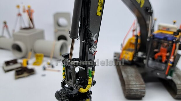 BOUWKIT: VERACHTERT (RIOOL-) BUIZENLEGGER  Beweegbaar met S70 Koppeling. Materiaal: Resin op KLEUR Gespoten geleverd incl. Verachtert Pr&eacute;-Cut Stickers geleverd 1:32  