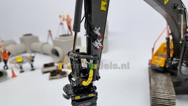 BOUWKIT: VERACHTERT (RIOOL-) BUIZENLEGGER  Beweegbaar met S70 Koppeling. Materiaal: Resin op KLEUR Gespoten geleverd incl. Verachtert Pr&eacute;-Cut Stickers geleverd 1:32  