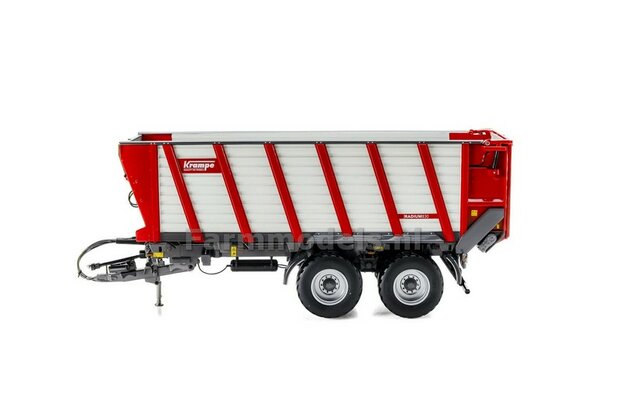 Krampe Radium 830 silagewagen met doseerwalsen 1:32 Universal Hobbies 6866    