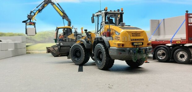 001. Liebherr 546 shovel van AT verbouwd 1:32