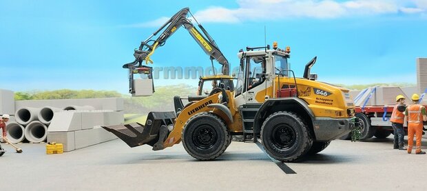 001. Liebherr 546 shovel van AT verbouwd 1:32