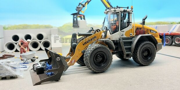 001. Liebherr 546 shovel van AT verbouwd 1:32