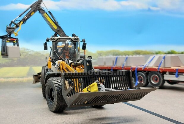 001. Liebherr 546 shovel van AT verbouwd 1:32