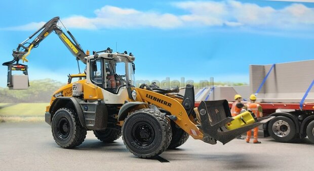 001. Liebherr 546 shovel van AT verbouwd 1:32