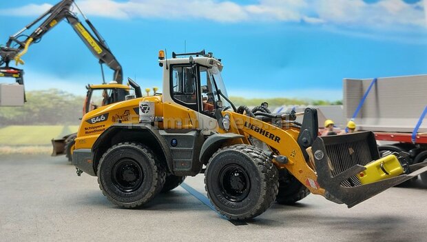 001. Liebherr 546 shovel van AT verbouwd 1:32