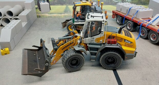 001. Liebherr 546 shovel van AT verbouwd 1:32