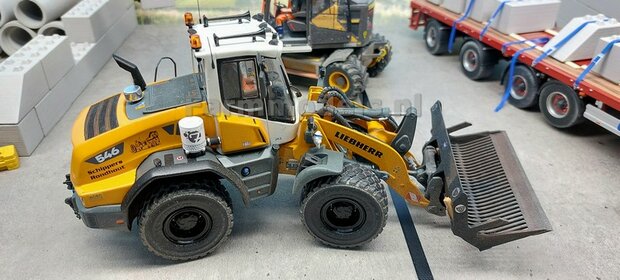001. Liebherr 546 shovel van AT verbouwd 1:32