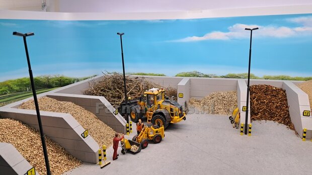 WAND STAPELBLOK RECHT VOOR VLAK BOVEN Afm: 300 x 25 x 75mm KUNSTSTOF, BETONLOOK Gespoten geleverd  1:32   NB2B 