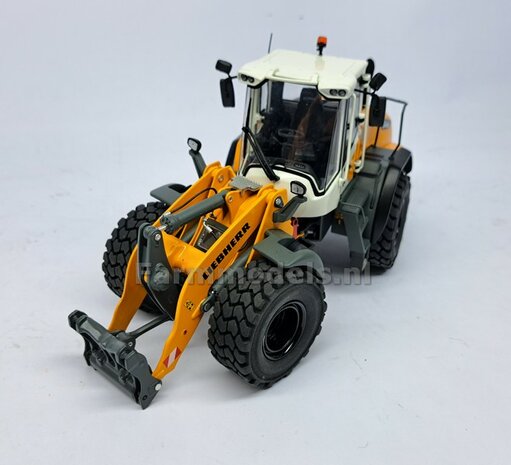 &Oslash; 47.3 mm: LIEBHERR 546: 2x brede Shovel banden + ALU. velgen ZWART GLANS Gespoten geleverd geschikt voor LIEBHERR AT 1:32  