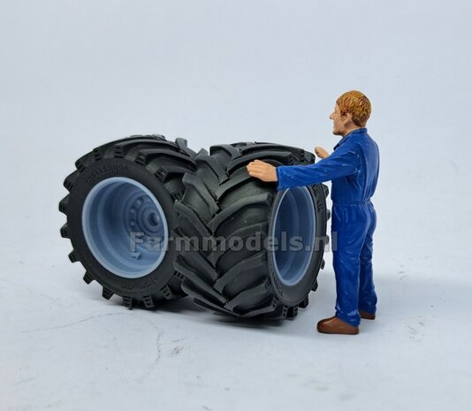 &Oslash; 47 mm: JD 6930-7430 WIKING: 2x Trelleborg Banden met RESIN Velgen BLANK geleverd  1:32   Farmmodels Custom Line Series  