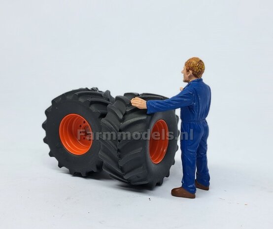 &Oslash; 43.5 x 22.5mm: Claas Jaguar 860/ 880 UH: 2x Brede (achteras) banden + ALU. Velgen CLAAS ORANJE geleverd 1:32  Farmmodels Custom Line Series           