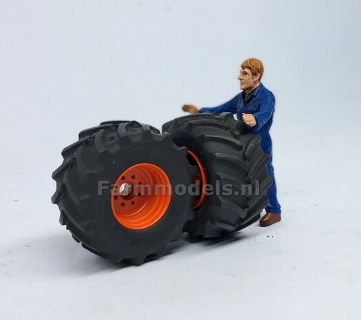 &Oslash; 43.5 x 22.5mm: Claas Jaguar 860/ 880 UH: 2x Brede (achteras) banden + ALU. Velgen CLAAS ORANJE geleverd 1:32  Farmmodels Custom Line Series           