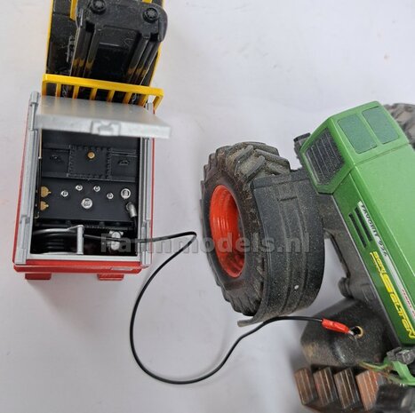 COMBI-DEAL BOUWKIT: 1x TOLSMA TANK + 1x "DELUXE"  995L 3D Geprint Resin, ROOD + Details op kleur geleverd incl. Pr&eacute;-Cut Decals 1:32    